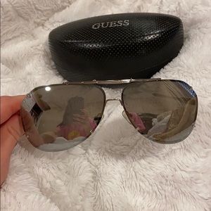 Like- New! Men’s Aviator Guess Sunglasses.